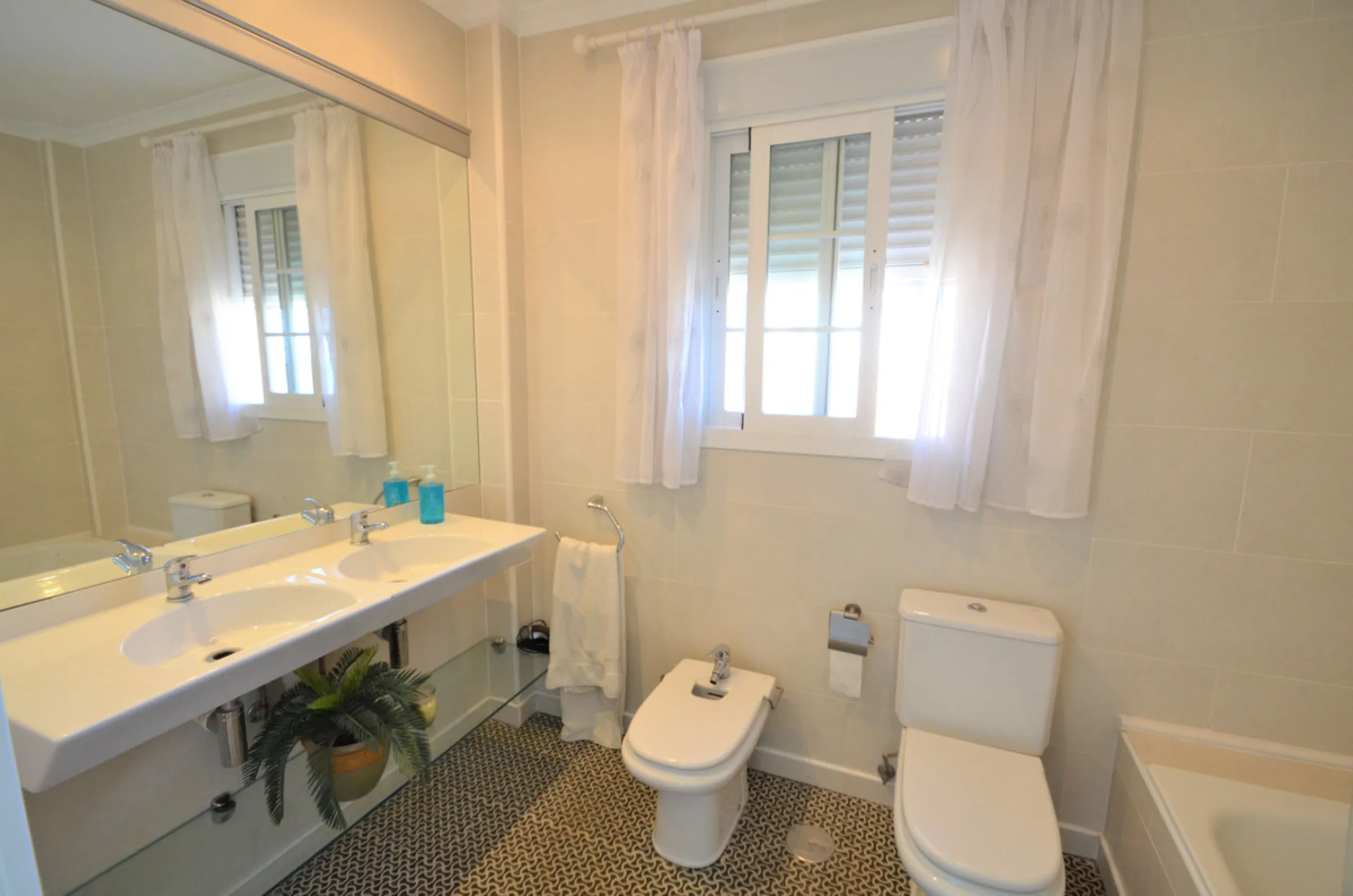Apartment - Penthouse в продаже в Manilva, Málaga. В доме 3 спален и 2 ванных комнат. Площадь дома 115 м²