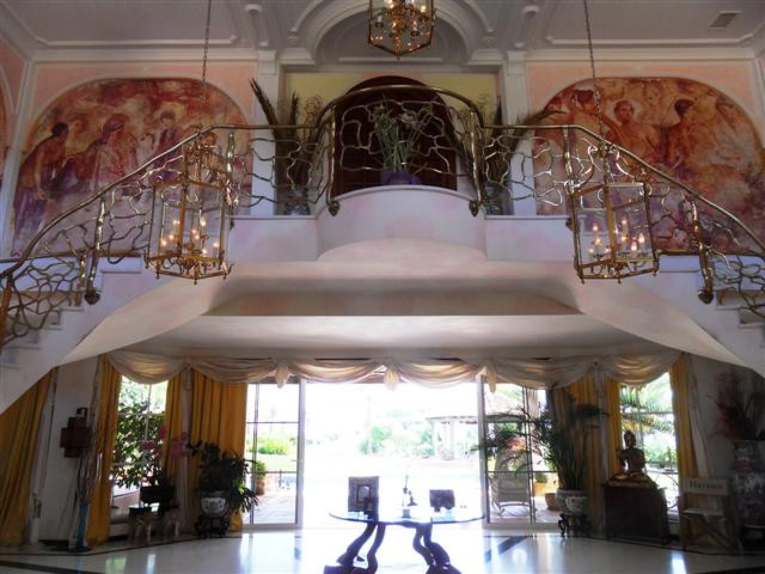 This luxury mansion is situated in La Vega del Colorado near La Quinta Golf, a gated community with 24h security. The property consists of 8 bedrooms (5 in the main house and another 3 in the adjacent guest house), 8 bathrooms (5+3), a guest toilet, 3 lar