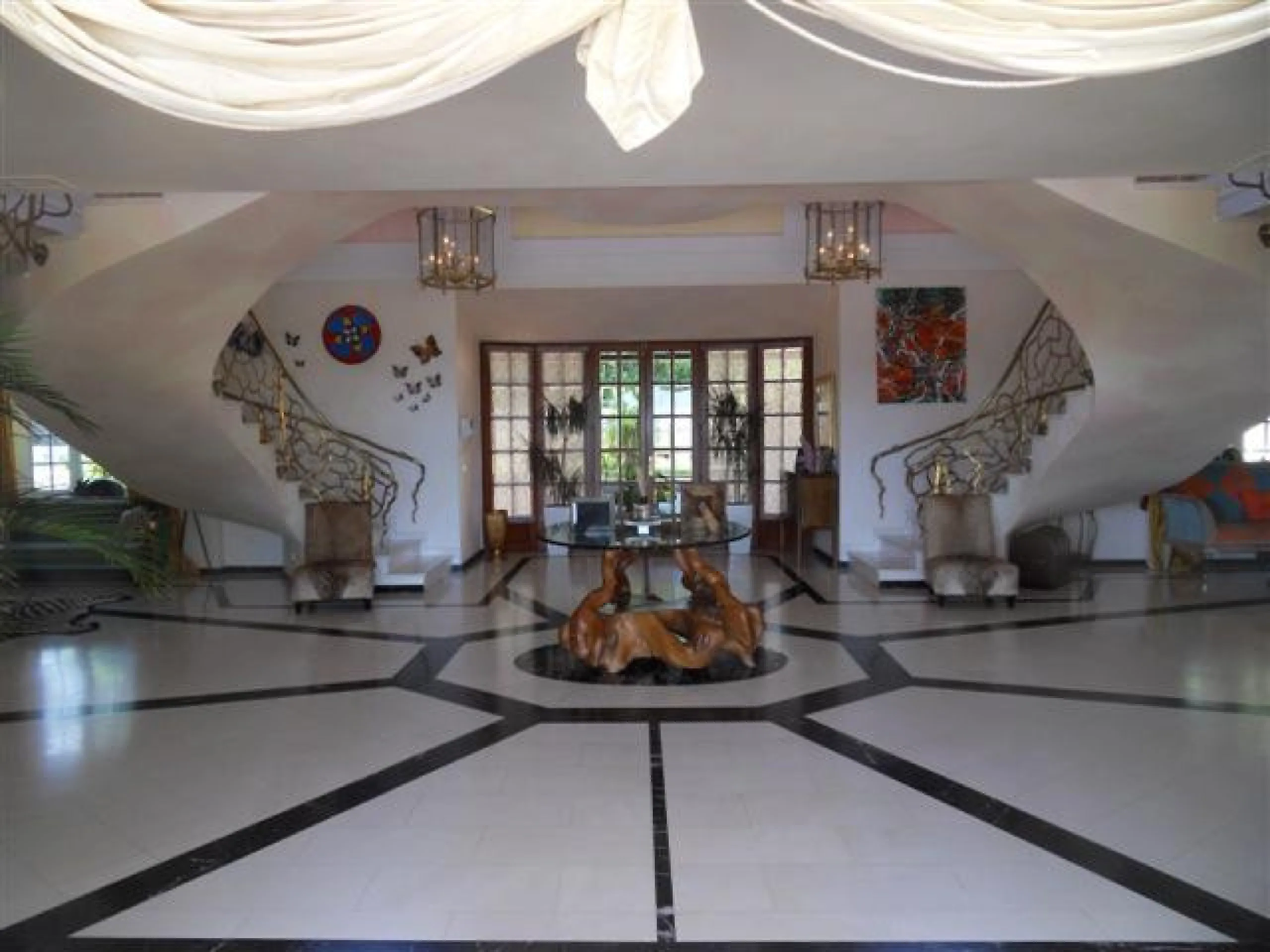 This luxury mansion is situated in La Vega del Colorado near La Quinta Golf, a gated community with 24h security. The property consists of 8 bedrooms (5 in the main house and another 3 in the adjacent guest house), 8 bathrooms (5+3), a guest toilet, 3 lar