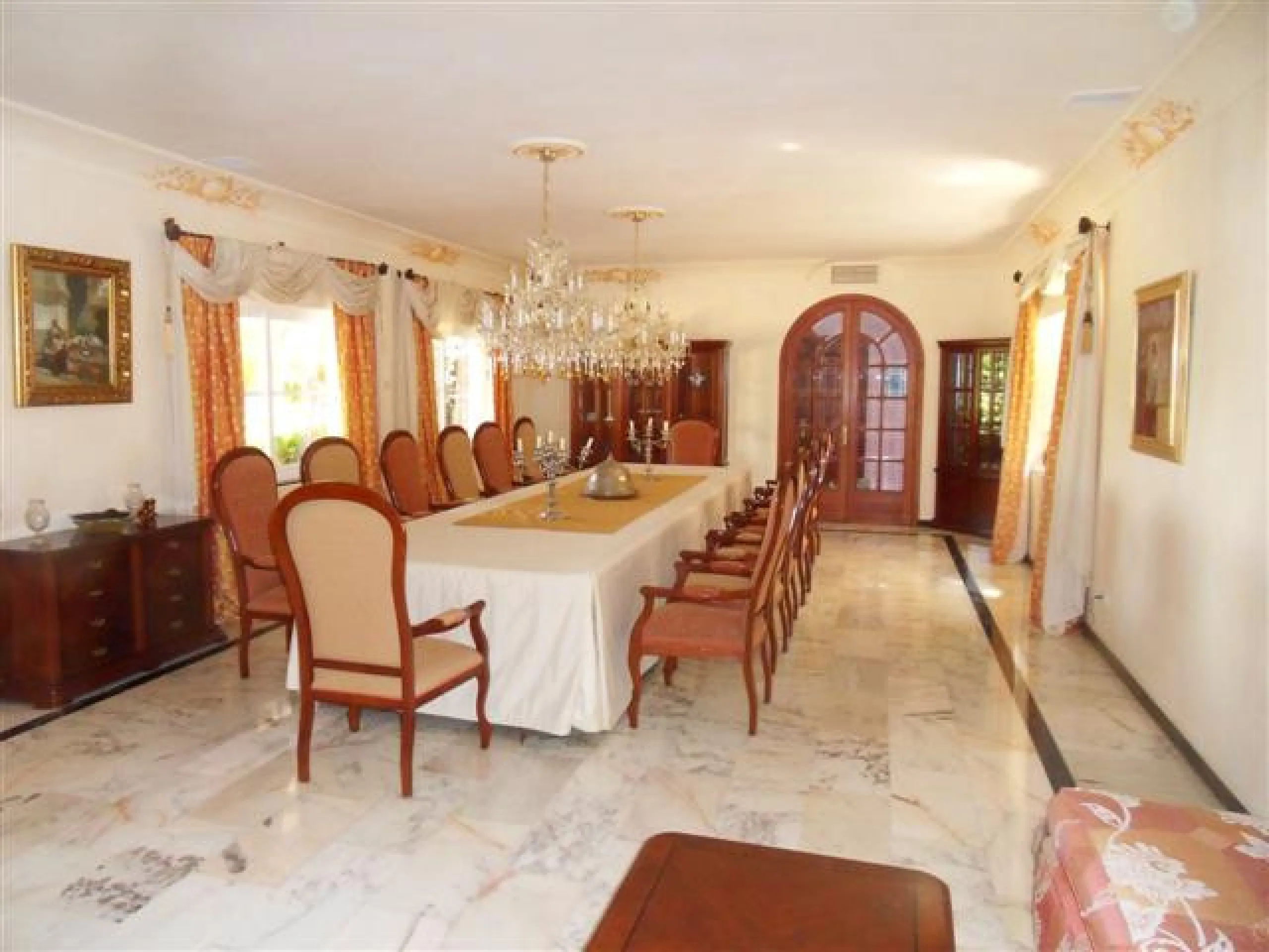 This luxury mansion is situated in La Vega del Colorado near La Quinta Golf, a gated community with 24h security. The property consists of 8 bedrooms (5 in the main house and another 3 in the adjacent guest house), 8 bathrooms (5+3), a guest toilet, 3 lar