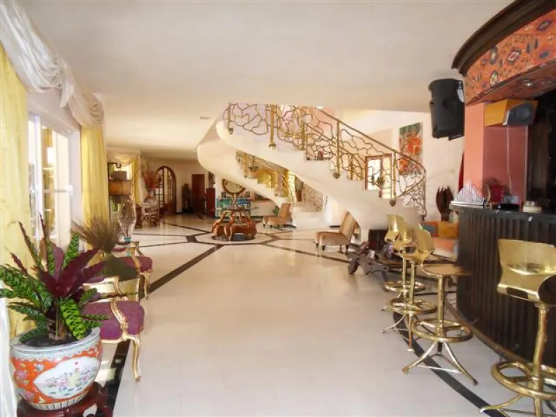 This luxury mansion is situated in La Vega del Colorado near La Quinta Golf, a gated community with 24h security. The property consists of 8 bedrooms (5 in the main house and another 3 in the adjacent guest house), 8 bathrooms (5+3), a guest toilet, 3 lar