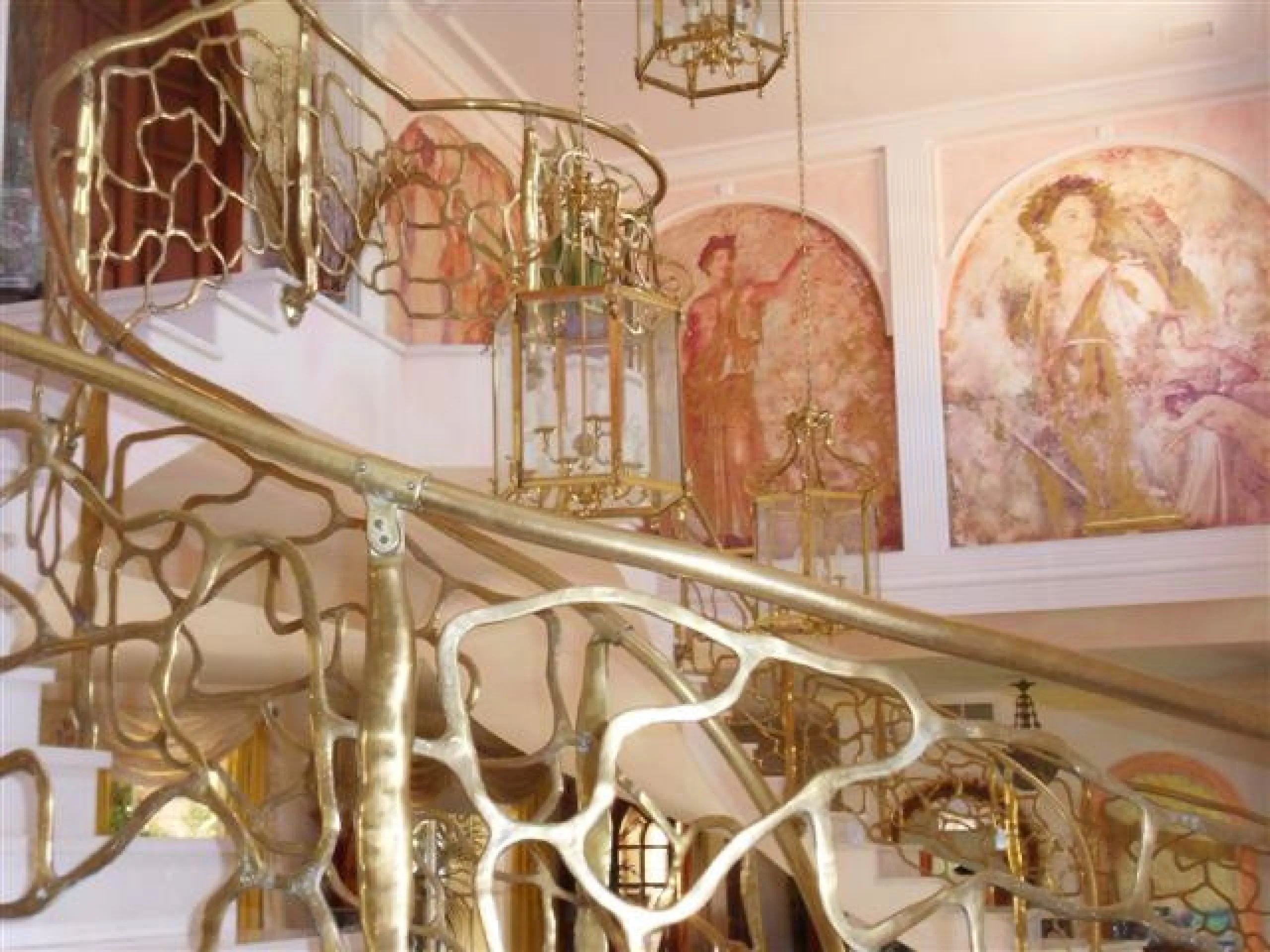 This luxury mansion is situated in La Vega del Colorado near La Quinta Golf, a gated community with 24h security. The property consists of 8 bedrooms (5 in the main house and another 3 in the adjacent guest house), 8 bathrooms (5+3), a guest toilet, 3 lar