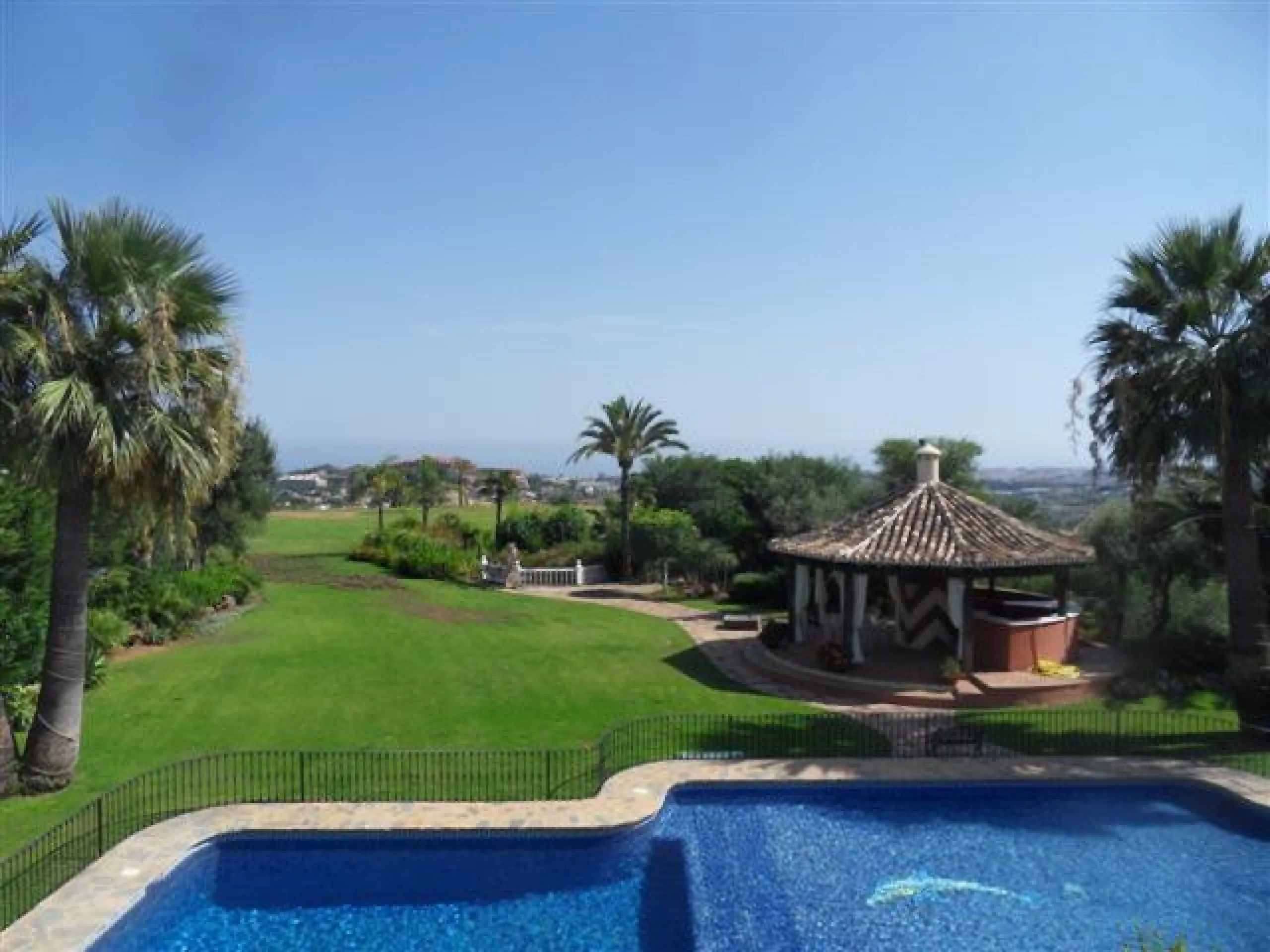 This luxury mansion is situated in La Vega del Colorado near La Quinta Golf, a gated community with 24h security. The property consists of 8 bedrooms (5 in the main house and another 3 in the adjacent guest house), 8 bathrooms (5+3), a guest toilet, 3 lar
