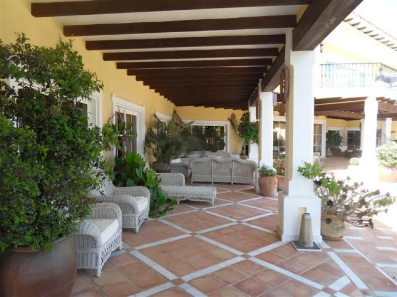 This luxury mansion is situated in La Vega del Colorado near La Quinta Golf, a gated community with 24h security. The property consists of 8 bedrooms (5 in the main house and another 3 in the adjacent guest house), 8 bathrooms (5+3), a guest toilet, 3 lar