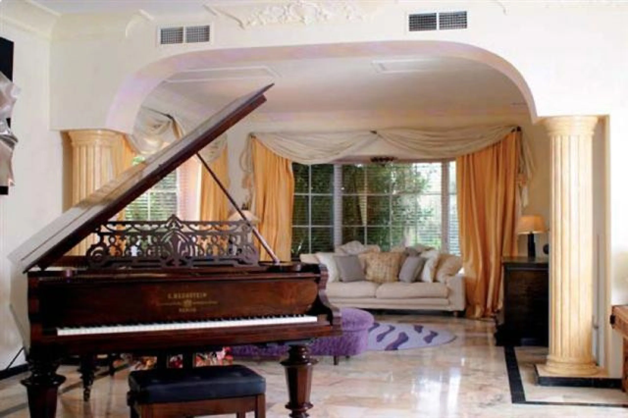 This luxury mansion is situated in La Vega del Colorado near La Quinta Golf, a gated community with 24h security. The property consists of 8 bedrooms (5 in the main house and another 3 in the adjacent guest house), 8 bathrooms (5+3), a guest toilet, 3 lar