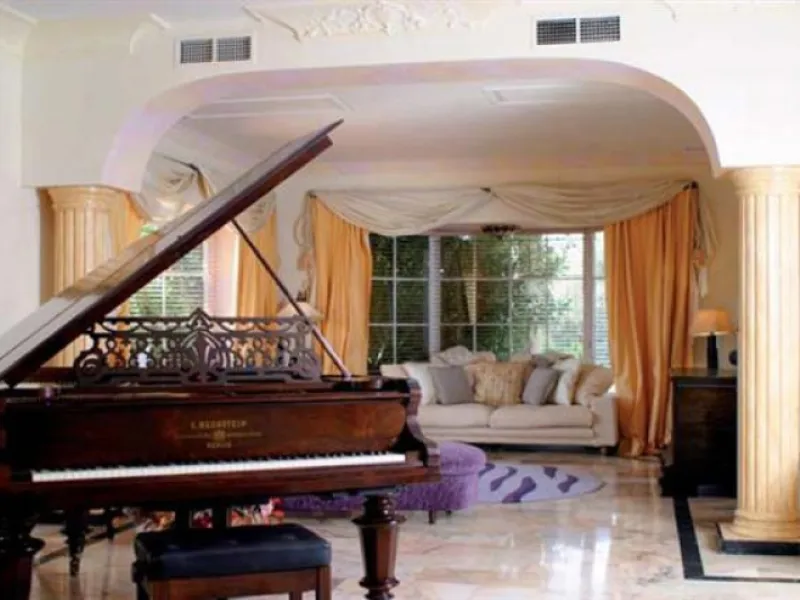 This luxury mansion is situated in La Vega del Colorado near La Quinta Golf, a gated community with 24h security. The property consists of 8 bedrooms (5 in the main house and another 3 in the adjacent guest house), 8 bathrooms (5+3), a guest toilet, 3 lar