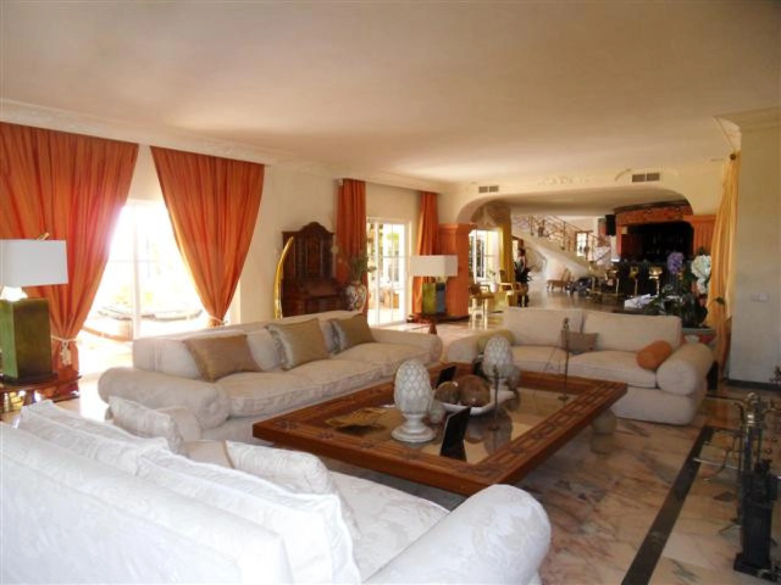 This luxury mansion is situated in La Vega del Colorado near La Quinta Golf, a gated community with 24h security. The property consists of 8 bedrooms (5 in the main house and another 3 in the adjacent guest house), 8 bathrooms (5+3), a guest toilet, 3 lar