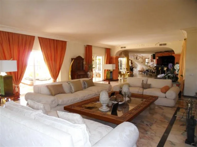 This luxury mansion is situated in La Vega del Colorado near La Quinta Golf, a gated community with 24h security. The property consists of 8 bedrooms (5 in the main house and another 3 in the adjacent guest house), 8 bathrooms (5+3), a guest toilet, 3 lar