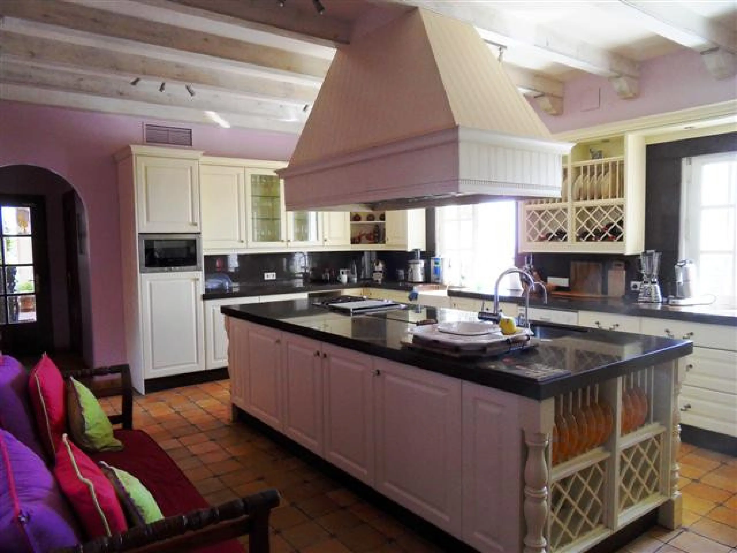 This luxury mansion is situated in La Vega del Colorado near La Quinta Golf, a gated community with 24h security. The property consists of 8 bedrooms (5 in the main house and another 3 in the adjacent guest house), 8 bathrooms (5+3), a guest toilet, 3 lar