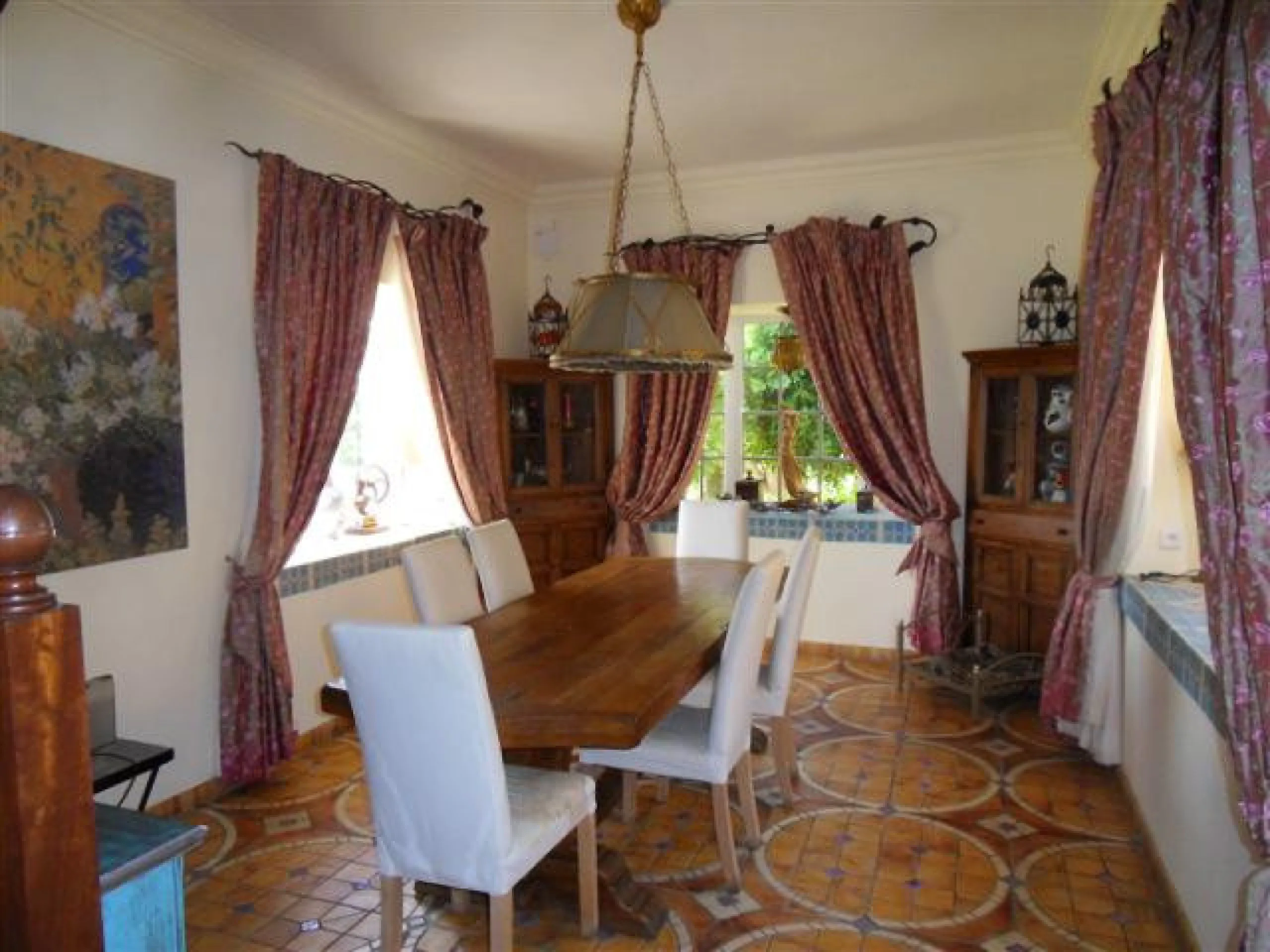 This luxury mansion is situated in La Vega del Colorado near La Quinta Golf, a gated community with 24h security. The property consists of 8 bedrooms (5 in the main house and another 3 in the adjacent guest house), 8 bathrooms (5+3), a guest toilet, 3 lar