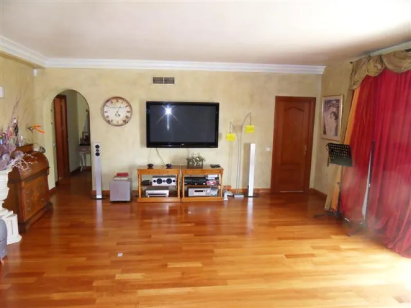 This luxury mansion is situated in La Vega del Colorado near La Quinta Golf, a gated community with 24h security. The property consists of 8 bedrooms (5 in the main house and another 3 in the adjacent guest house), 8 bathrooms (5+3), a guest toilet, 3 lar