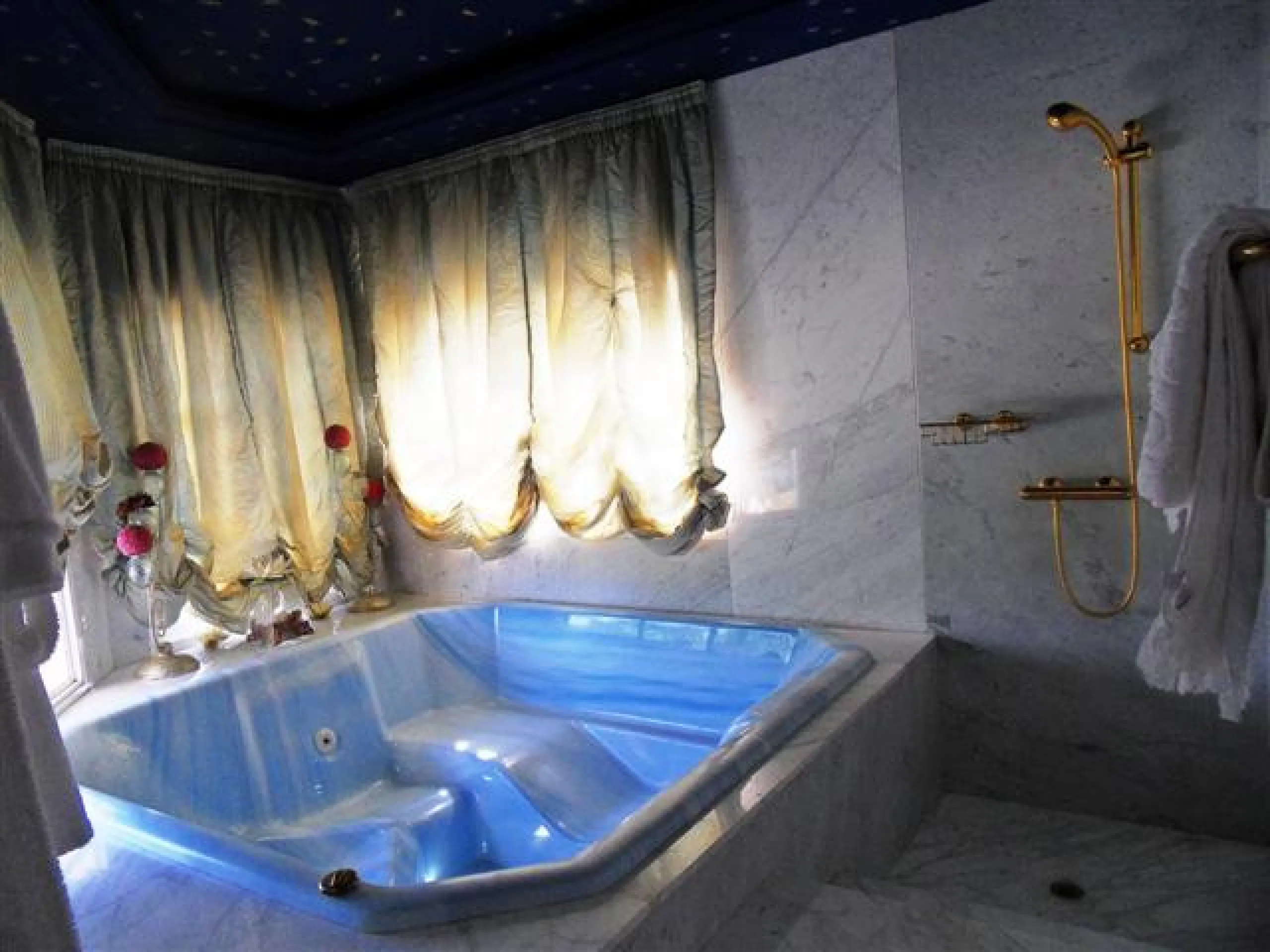 This luxury mansion is situated in La Vega del Colorado near La Quinta Golf, a gated community with 24h security. The property consists of 8 bedrooms (5 in the main house and another 3 in the adjacent guest house), 8 bathrooms (5+3), a guest toilet, 3 lar