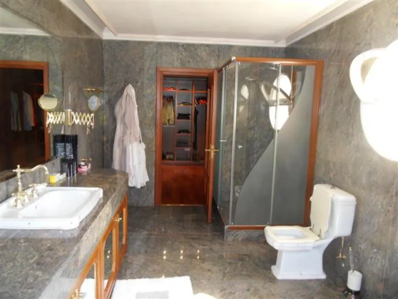 This luxury mansion is situated in La Vega del Colorado near La Quinta Golf, a gated community with 24h security. The property consists of 8 bedrooms (5 in the main house and another 3 in the adjacent guest house), 8 bathrooms (5+3), a guest toilet, 3 lar