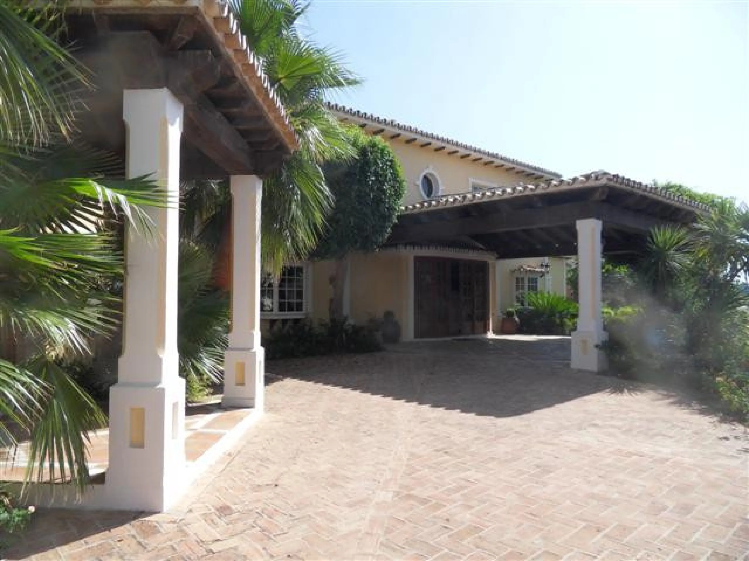 This luxury mansion is situated in La Vega del Colorado near La Quinta Golf, a gated community with 24h security. The property consists of 8 bedrooms (5 in the main house and another 3 in the adjacent guest house), 8 bathrooms (5+3), a guest toilet, 3 lar