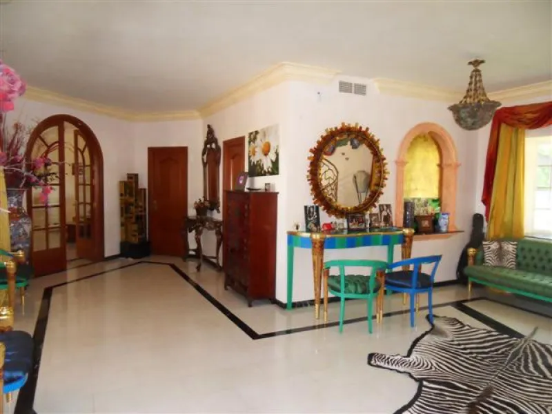 This luxury mansion is situated in La Vega del Colorado near La Quinta Golf, a gated community with 24h security. The property consists of 8 bedrooms (5 in the main house and another 3 in the adjacent guest house), 8 bathrooms (5+3), a guest toilet, 3 lar