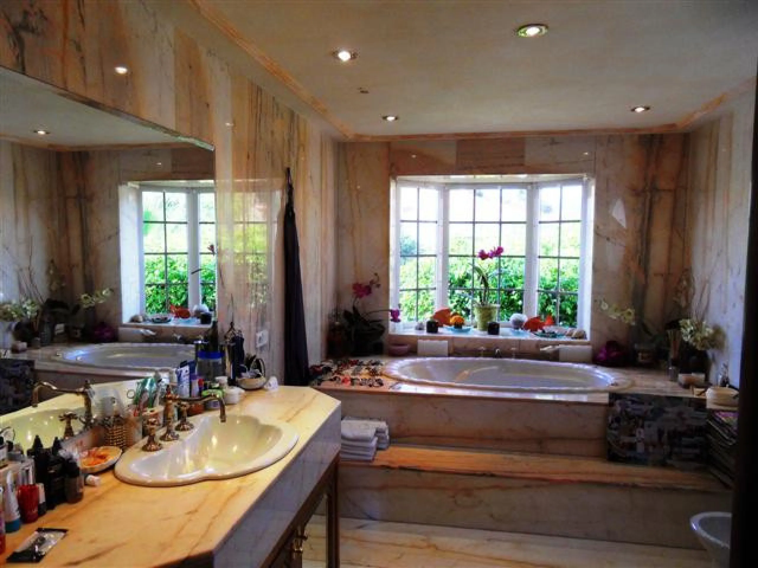 This luxury mansion is situated in La Vega del Colorado near La Quinta Golf, a gated community with 24h security. The property consists of 8 bedrooms (5 in the main house and another 3 in the adjacent guest house), 8 bathrooms (5+3), a guest toilet, 3 lar