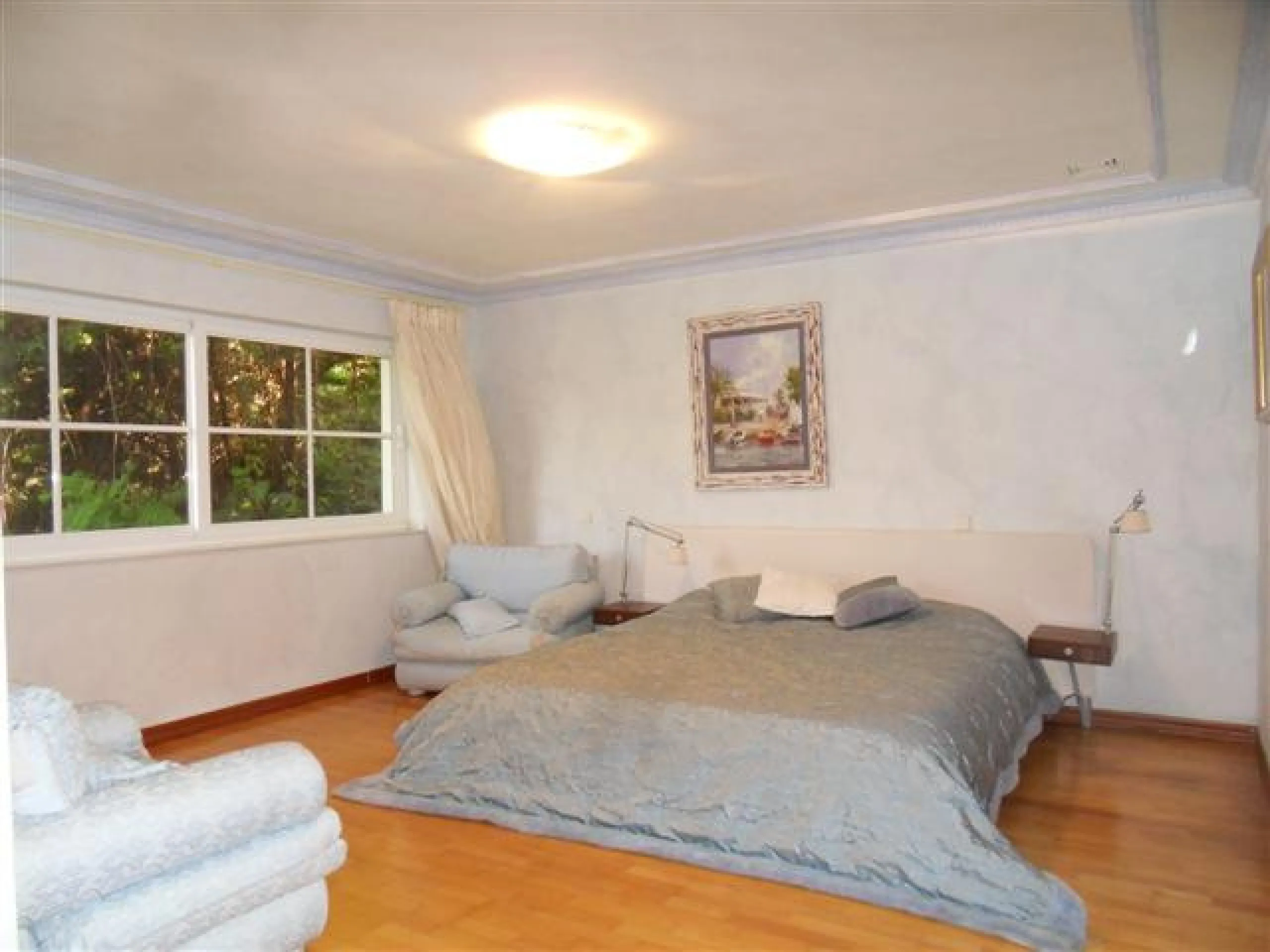 This luxury mansion is situated in La Vega del Colorado near La Quinta Golf, a gated community with 24h security. The property consists of 8 bedrooms (5 in the main house and another 3 in the adjacent guest house), 8 bathrooms (5+3), a guest toilet, 3 lar