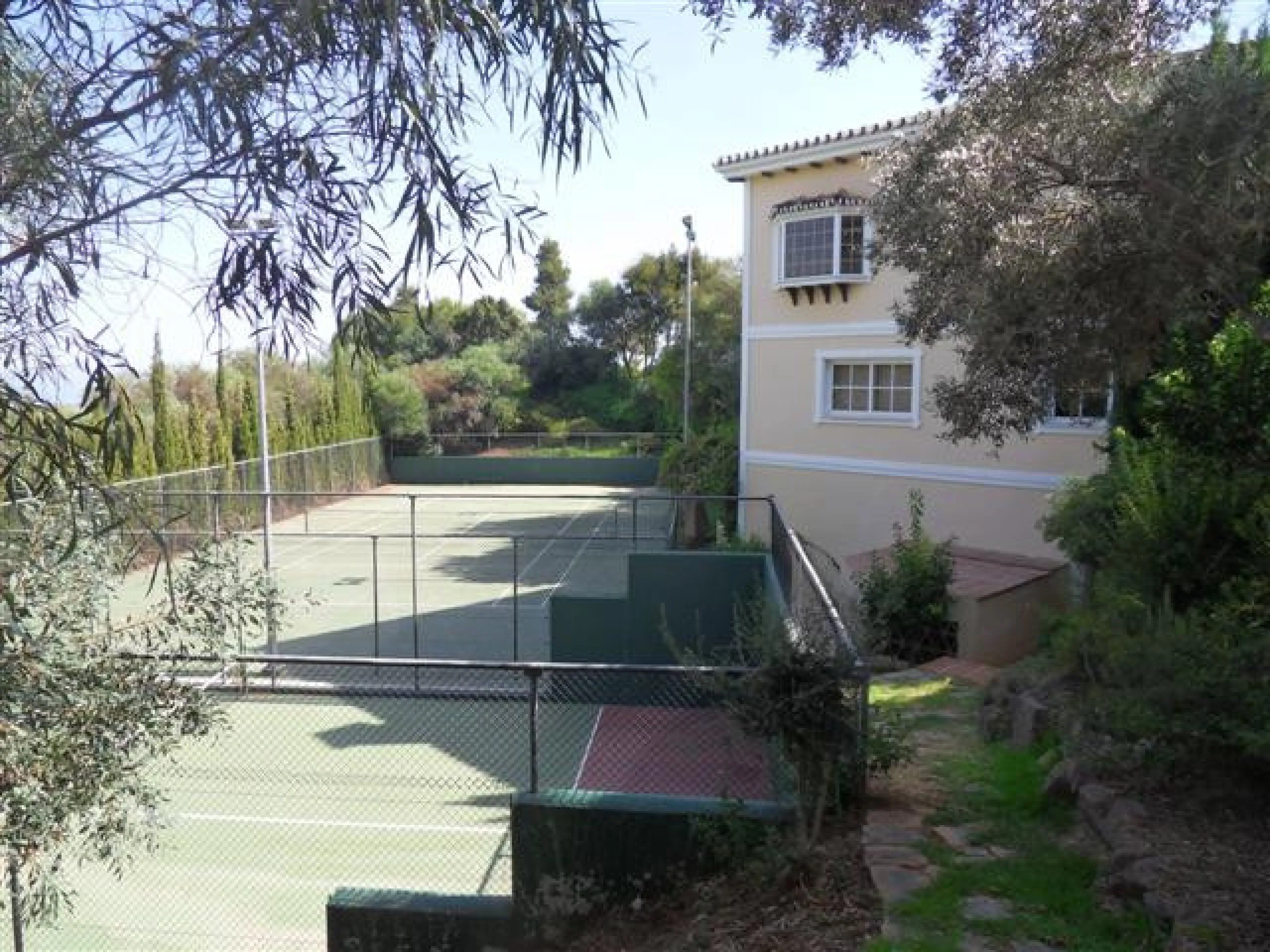 This luxury mansion is situated in La Vega del Colorado near La Quinta Golf, a gated community with 24h security. The property consists of 8 bedrooms (5 in the main house and another 3 in the adjacent guest house), 8 bathrooms (5+3), a guest toilet, 3 lar