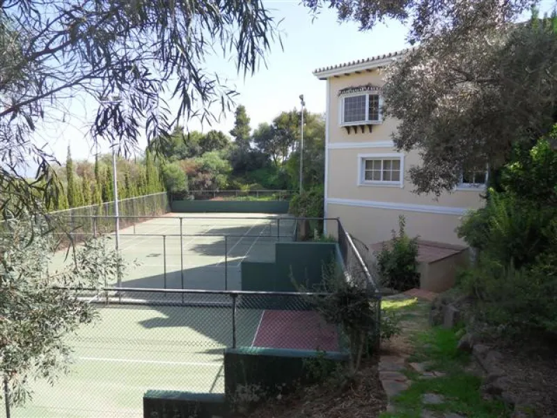 This luxury mansion is situated in La Vega del Colorado near La Quinta Golf, a gated community with 24h security. The property consists of 8 bedrooms (5 in the main house and another 3 in the adjacent guest house), 8 bathrooms (5+3), a guest toilet, 3 lar