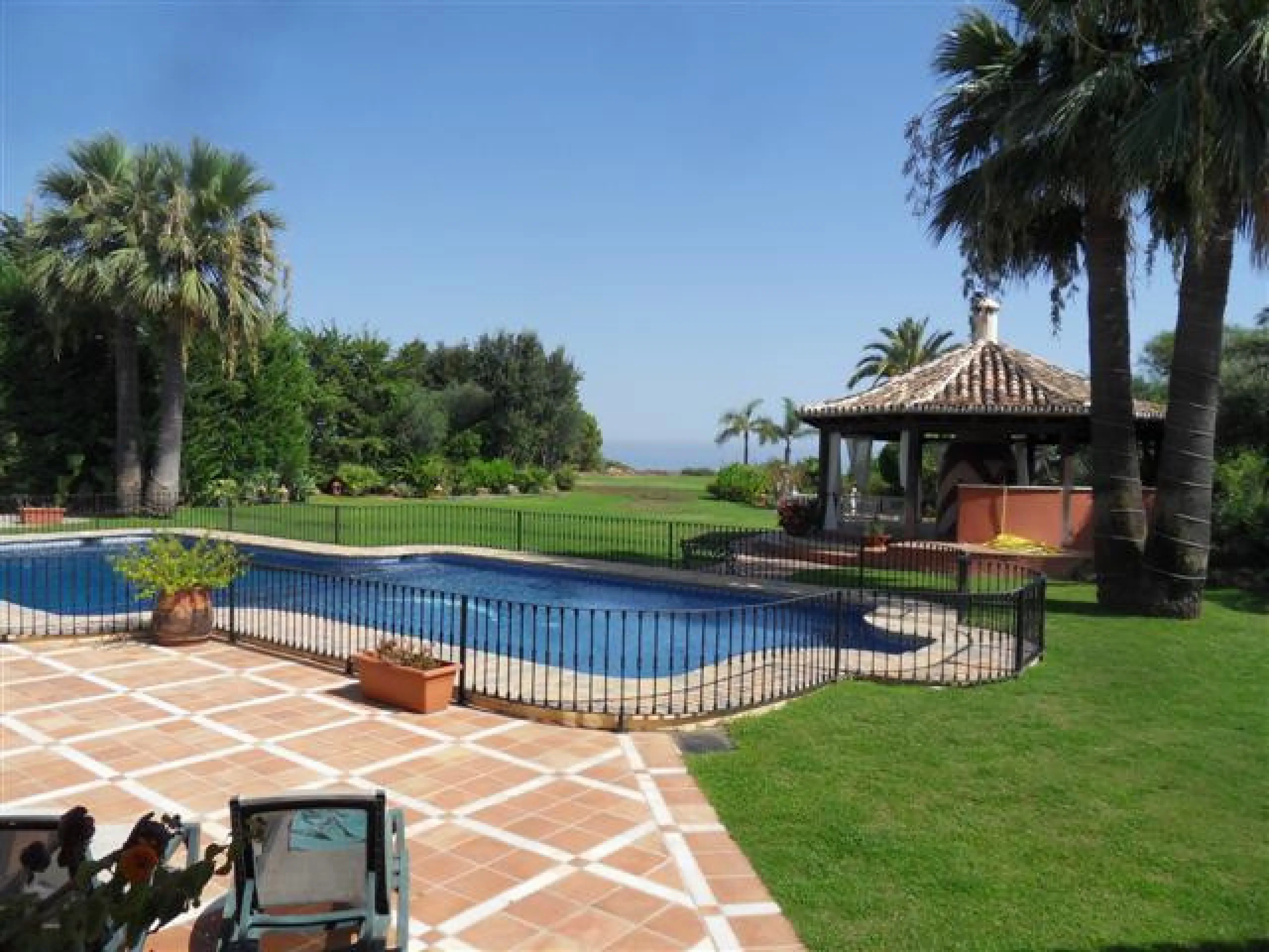 This luxury mansion is situated in La Vega del Colorado near La Quinta Golf, a gated community with 24h security. The property consists of 8 bedrooms (5 in the main house and another 3 in the adjacent guest house), 8 bathrooms (5+3), a guest toilet, 3 lar