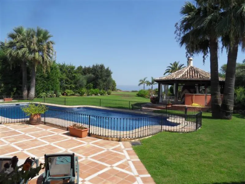 This luxury mansion is situated in La Vega del Colorado near La Quinta Golf, a gated community with 24h security. The property consists of 8 bedrooms (5 in the main house and another 3 in the adjacent guest house), 8 bathrooms (5+3), a guest toilet, 3 lar