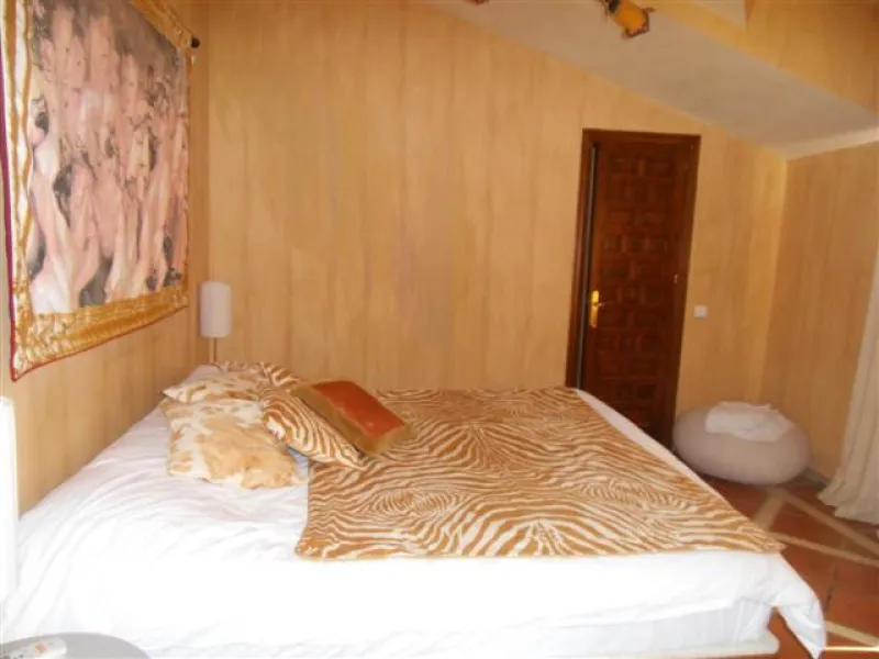 This luxury mansion is situated in La Vega del Colorado near La Quinta Golf, a gated community with 24h security. The property consists of 8 bedrooms (5 in the main house and another 3 in the adjacent guest house), 8 bathrooms (5+3), a guest toilet, 3 lar