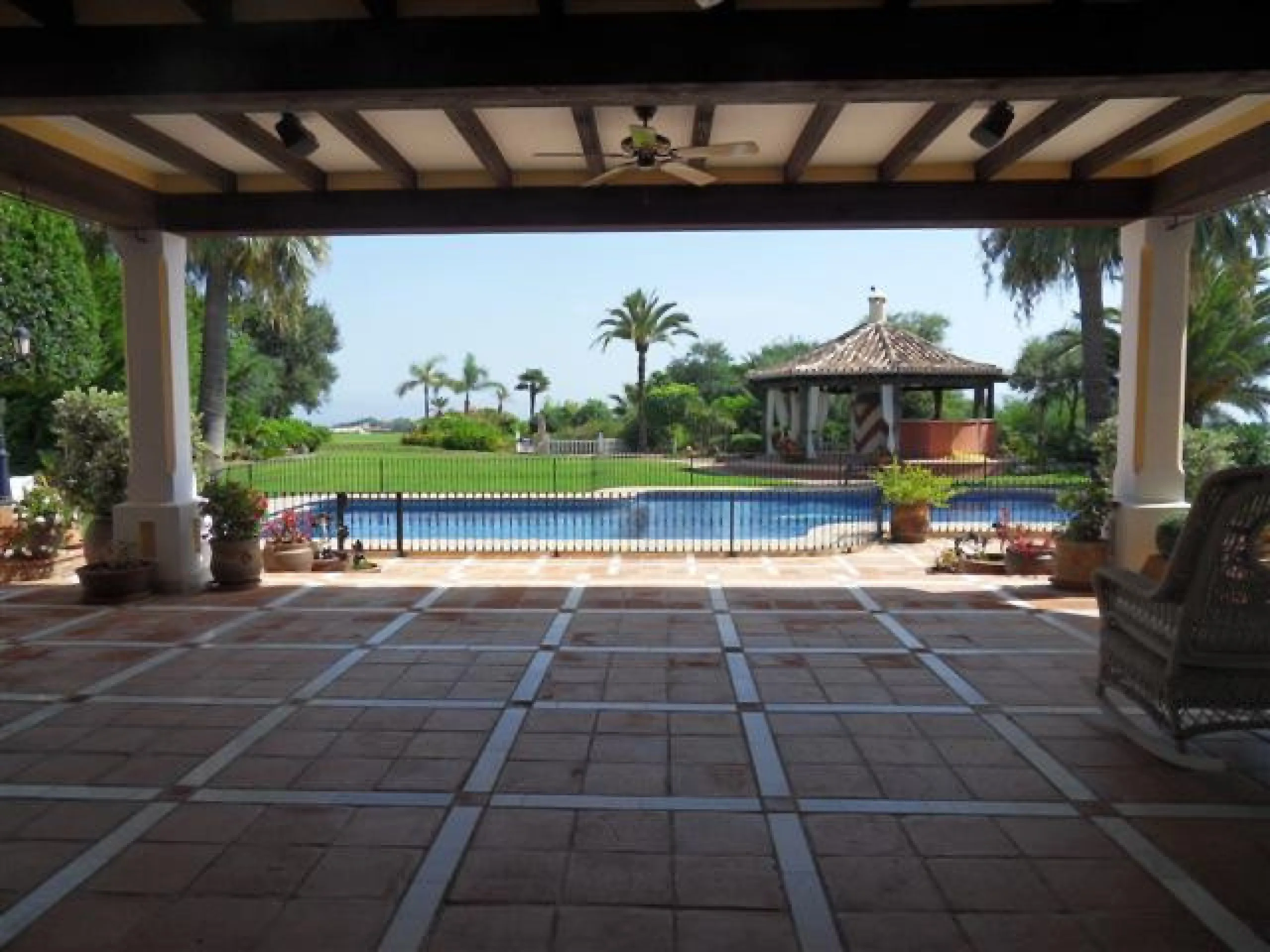 This luxury mansion is situated in La Vega del Colorado near La Quinta Golf, a gated community with 24h security. The property consists of 8 bedrooms (5 in the main house and another 3 in the adjacent guest house), 8 bathrooms (5+3), a guest toilet, 3 lar