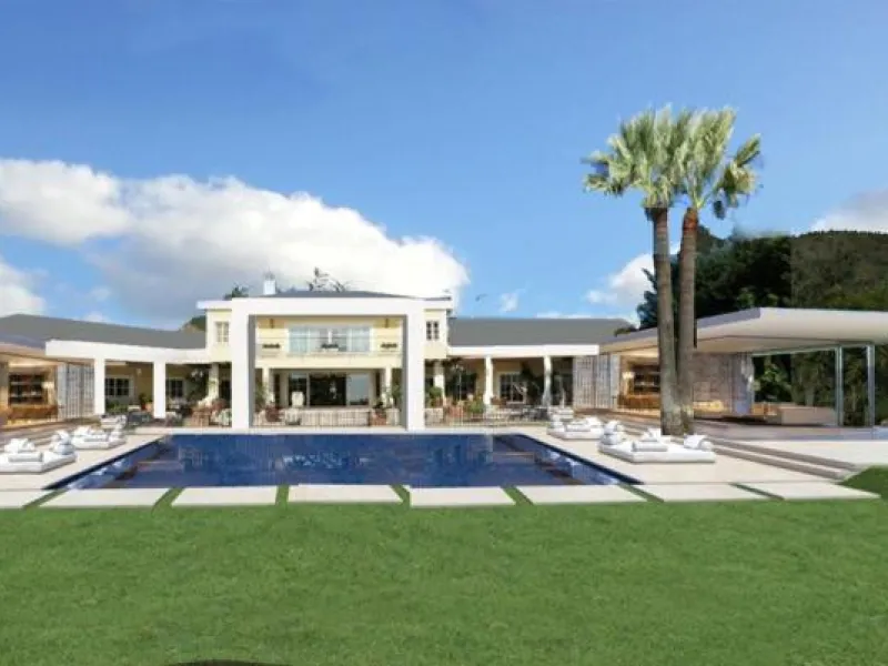 This luxury mansion is situated in La Vega del Colorado near La Quinta Golf, a gated community with 24h security. The property consists of 8 bedrooms (5 in the main house and another 3 in the adjacent guest house), 8 bathrooms (5+3), a guest toilet, 3 lar