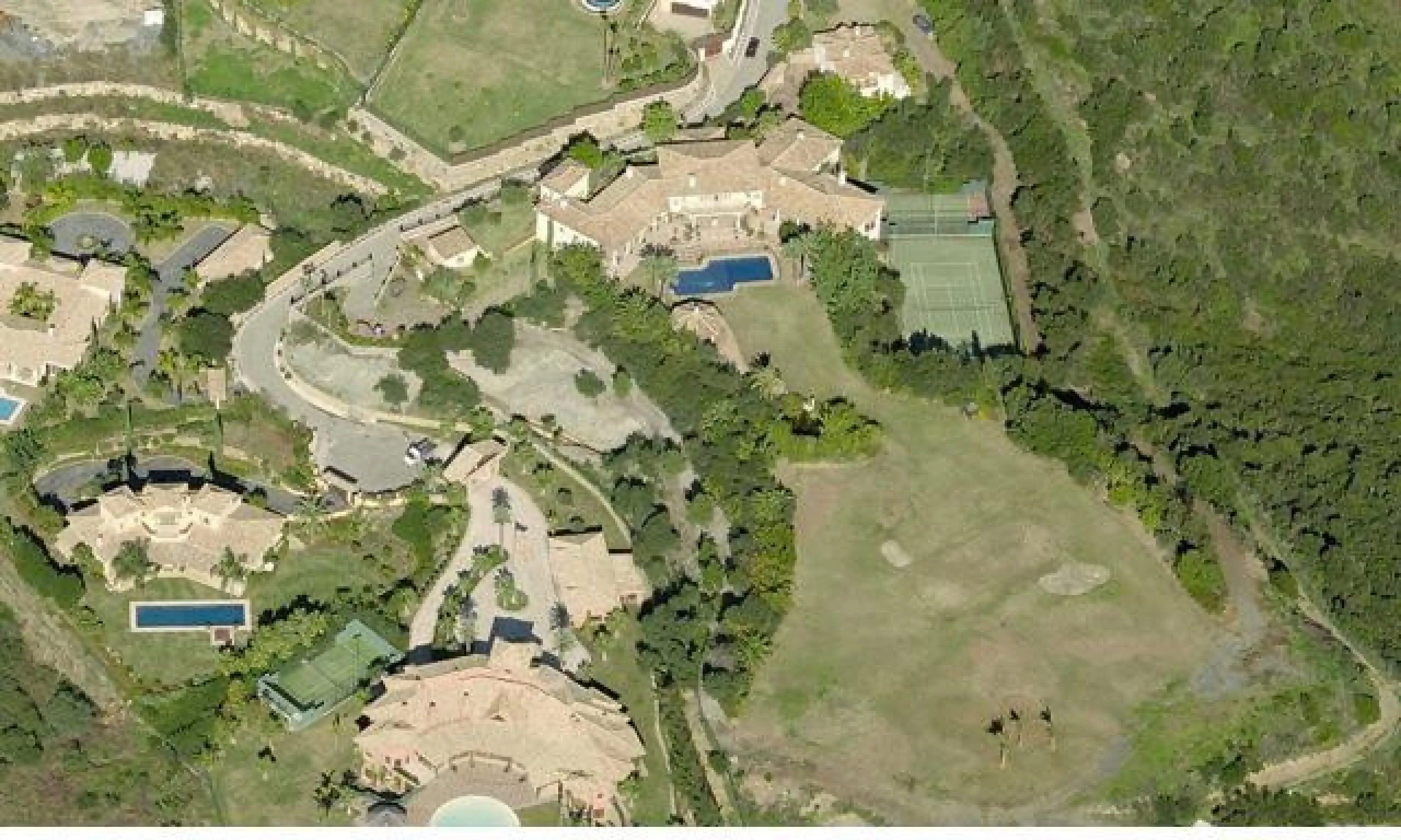This luxury mansion is situated in La Vega del Colorado near La Quinta Golf, a gated community with 24h security. The property consists of 8 bedrooms (5 in the main house and another 3 in the adjacent guest house), 8 bathrooms (5+3), a guest toilet, 3 lar