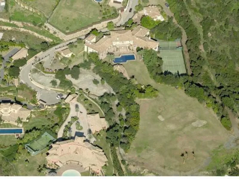 This luxury mansion is situated in La Vega del Colorado near La Quinta Golf, a gated community with 24h security. The property consists of 8 bedrooms (5 in the main house and another 3 in the adjacent guest house), 8 bathrooms (5+3), a guest toilet, 3 lar