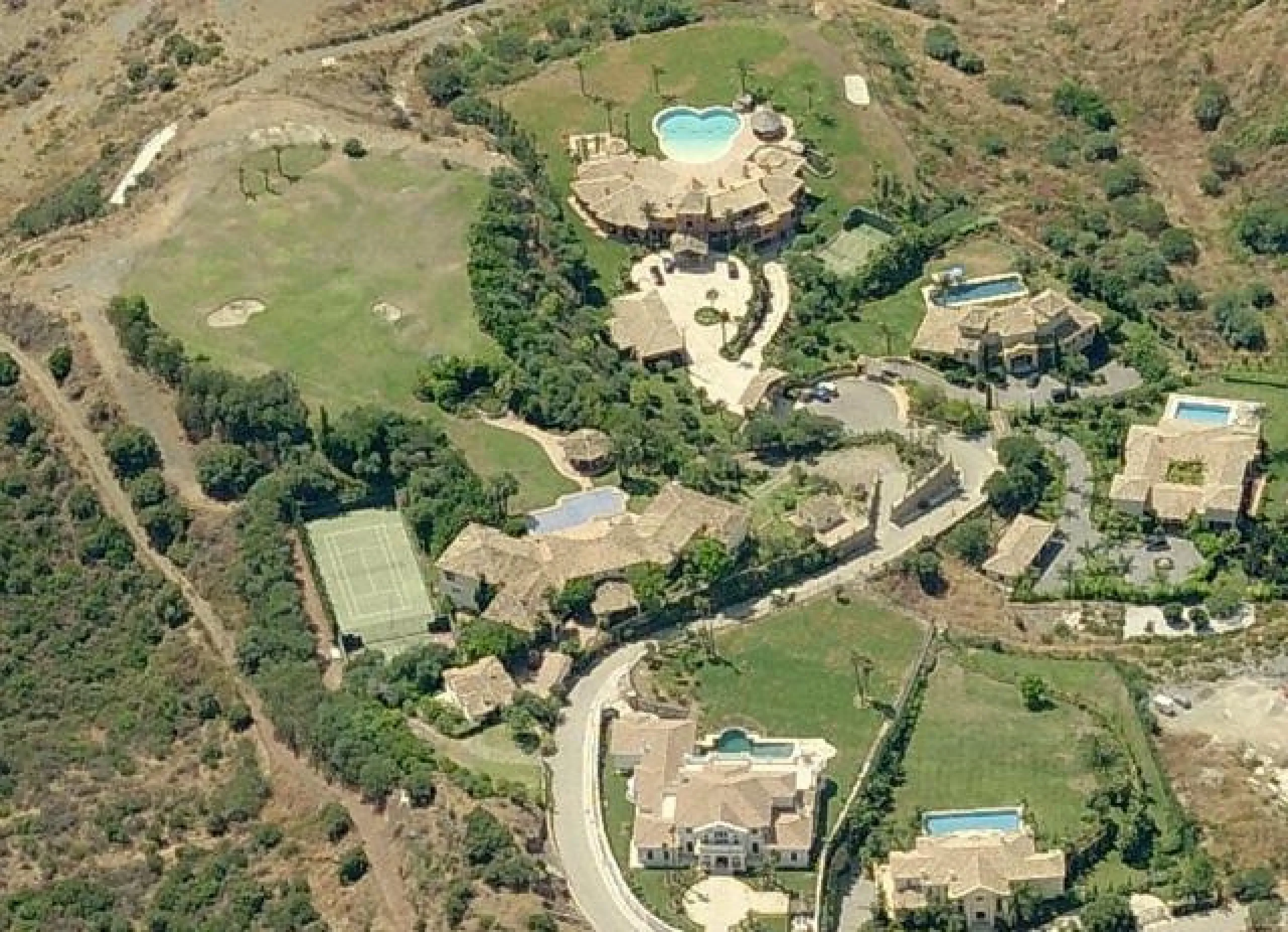 This luxury mansion is situated in La Vega del Colorado near La Quinta Golf, a gated community with 24h security. The property consists of 8 bedrooms (5 in the main house and another 3 in the adjacent guest house), 8 bathrooms (5+3), a guest toilet, 3 lar