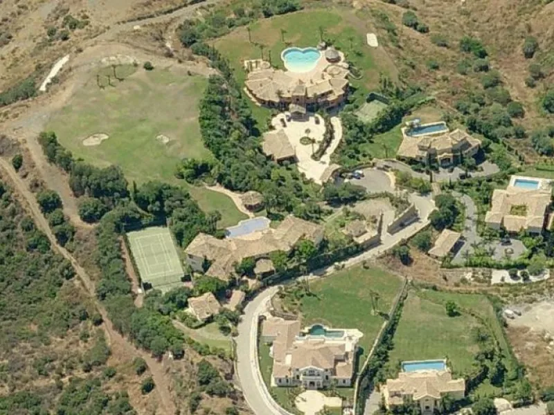 This luxury mansion is situated in La Vega del Colorado near La Quinta Golf, a gated community with 24h security. The property consists of 8 bedrooms (5 in the main house and another 3 in the adjacent guest house), 8 bathrooms (5+3), a guest toilet, 3 lar
