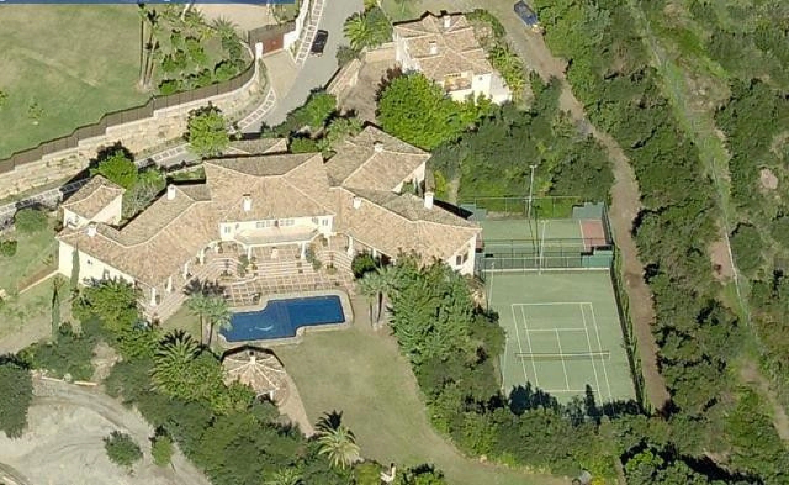 This luxury mansion is situated in La Vega del Colorado near La Quinta Golf, a gated community with 24h security. The property consists of 8 bedrooms (5 in the main house and another 3 in the adjacent guest house), 8 bathrooms (5+3), a guest toilet, 3 lar