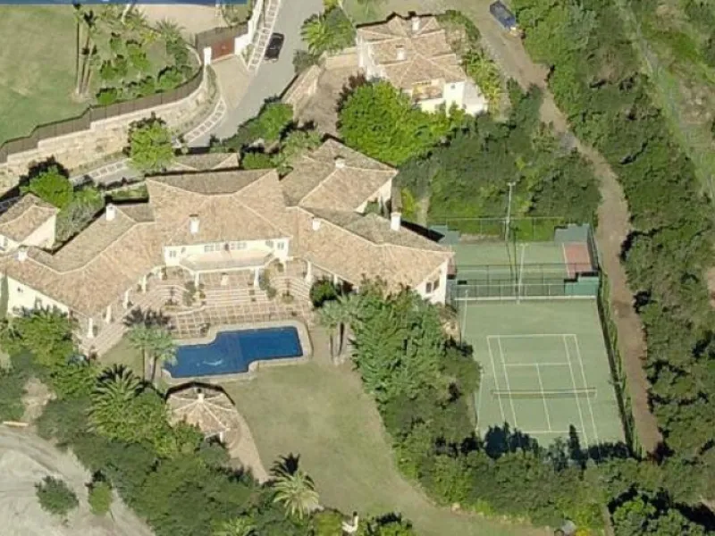 This luxury mansion is situated in La Vega del Colorado near La Quinta Golf, a gated community with 24h security. The property consists of 8 bedrooms (5 in the main house and another 3 in the adjacent guest house), 8 bathrooms (5+3), a guest toilet, 3 lar