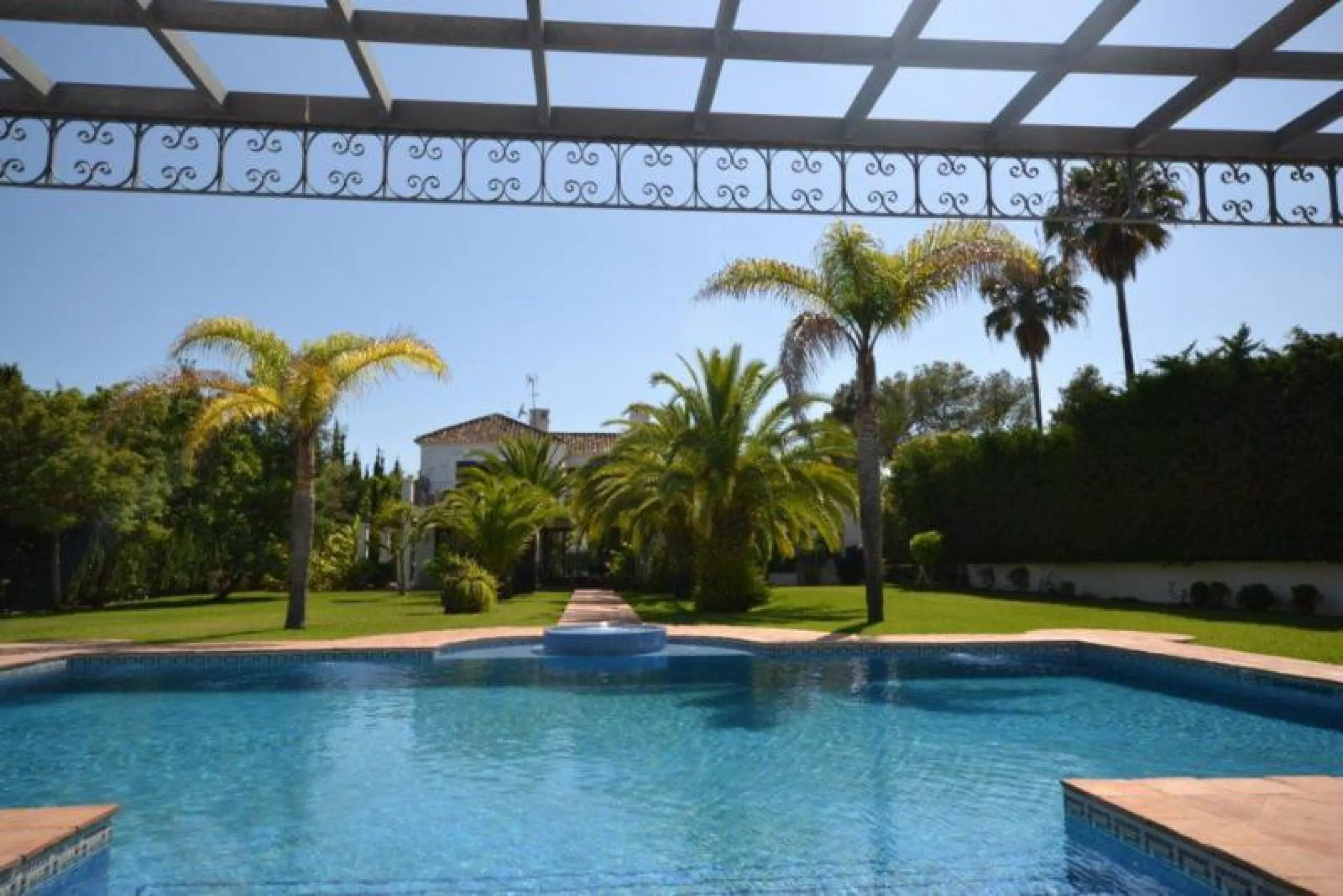 House - Detached Villa в продаже в Marbella, Málaga. В доме 6 спален и 6 ванных комнат. Площадь дома 700 м². Площадь участка 3200 м²