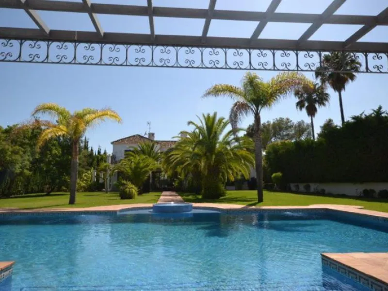 Beautiful cortijo style villa set in the prestigious golf estate of Guadalmina Baja, within walking distance to the beach and close to a SPA hotel, international schools and the commercial centre of Guadalmina with shops, bars, and restaurants.