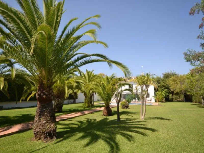House - Detached Villa в продаже в Marbella, Málaga. В доме 6 спален и 6 ванных комнат. Площадь дома 700 м². Площадь участка 3200 м²