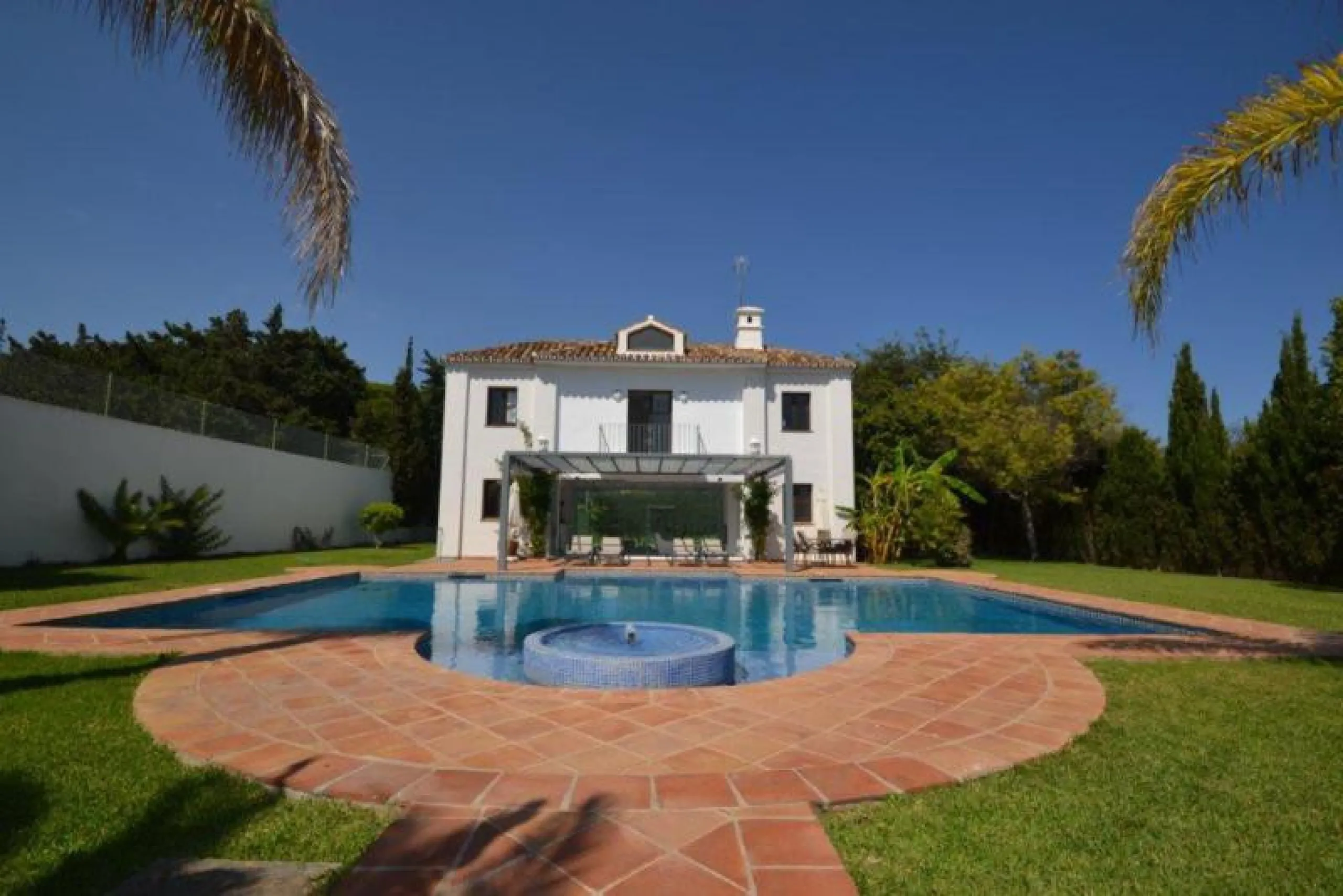 House - Detached Villa в продаже в Marbella, Málaga. В доме 6 спален и 6 ванных комнат. Площадь дома 700 м². Площадь участка 3200 м²