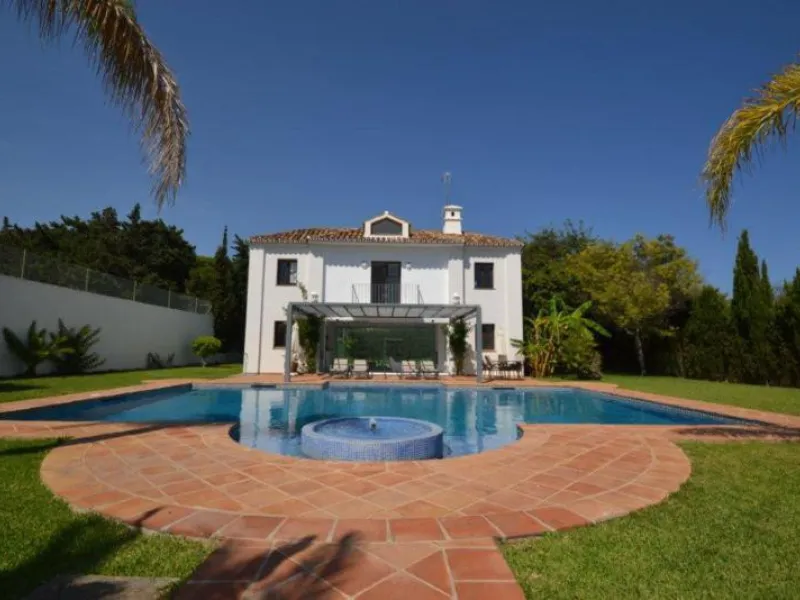 House - Detached Villa в продаже в Marbella, Málaga. В доме 6 спален и 6 ванных комнат. Площадь дома 700 м². Площадь участка 3200 м²