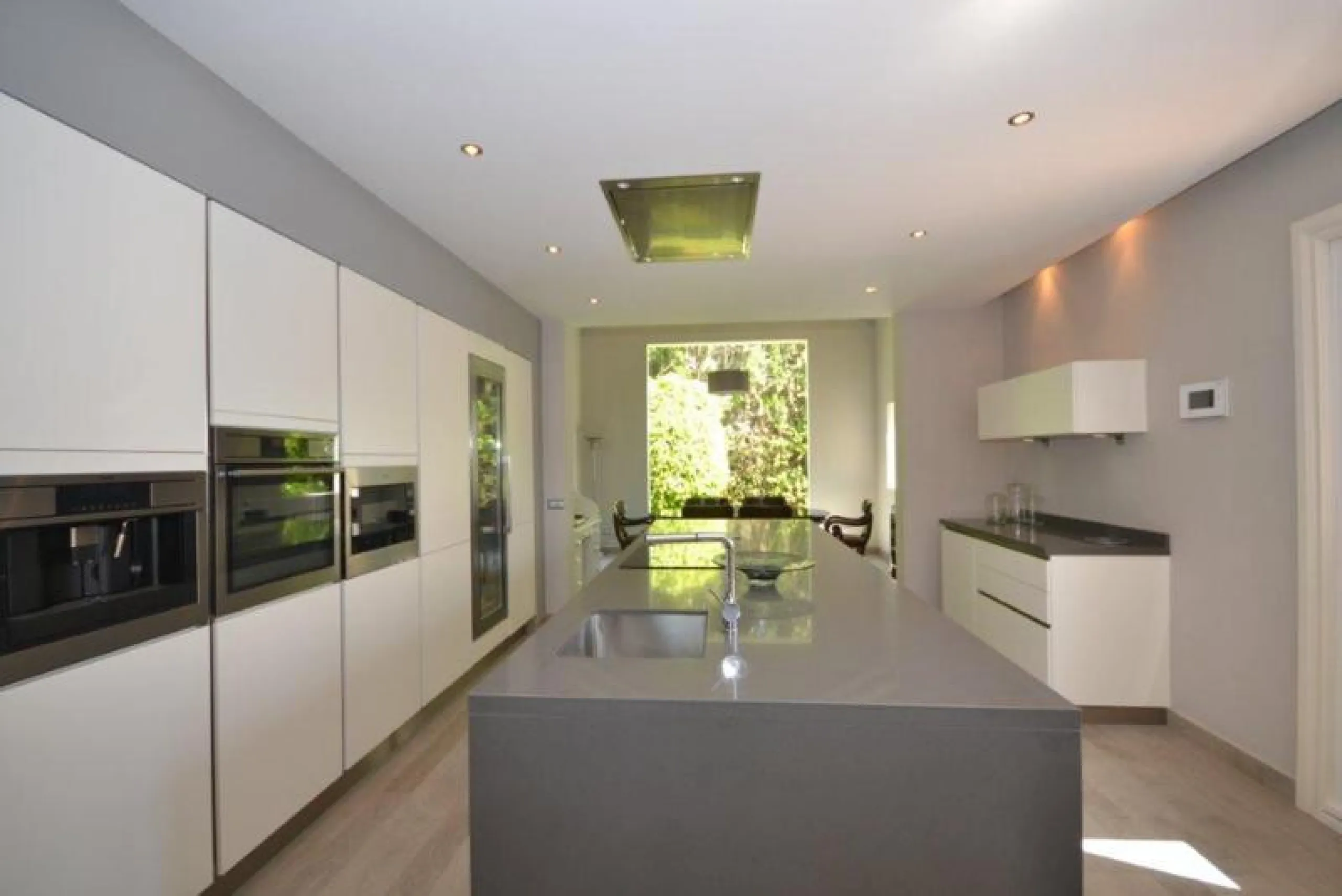 House - Detached Villa в продаже в Marbella, Málaga. В доме 6 спален и 6 ванных комнат. Площадь дома 700 м². Площадь участка 3200 м²