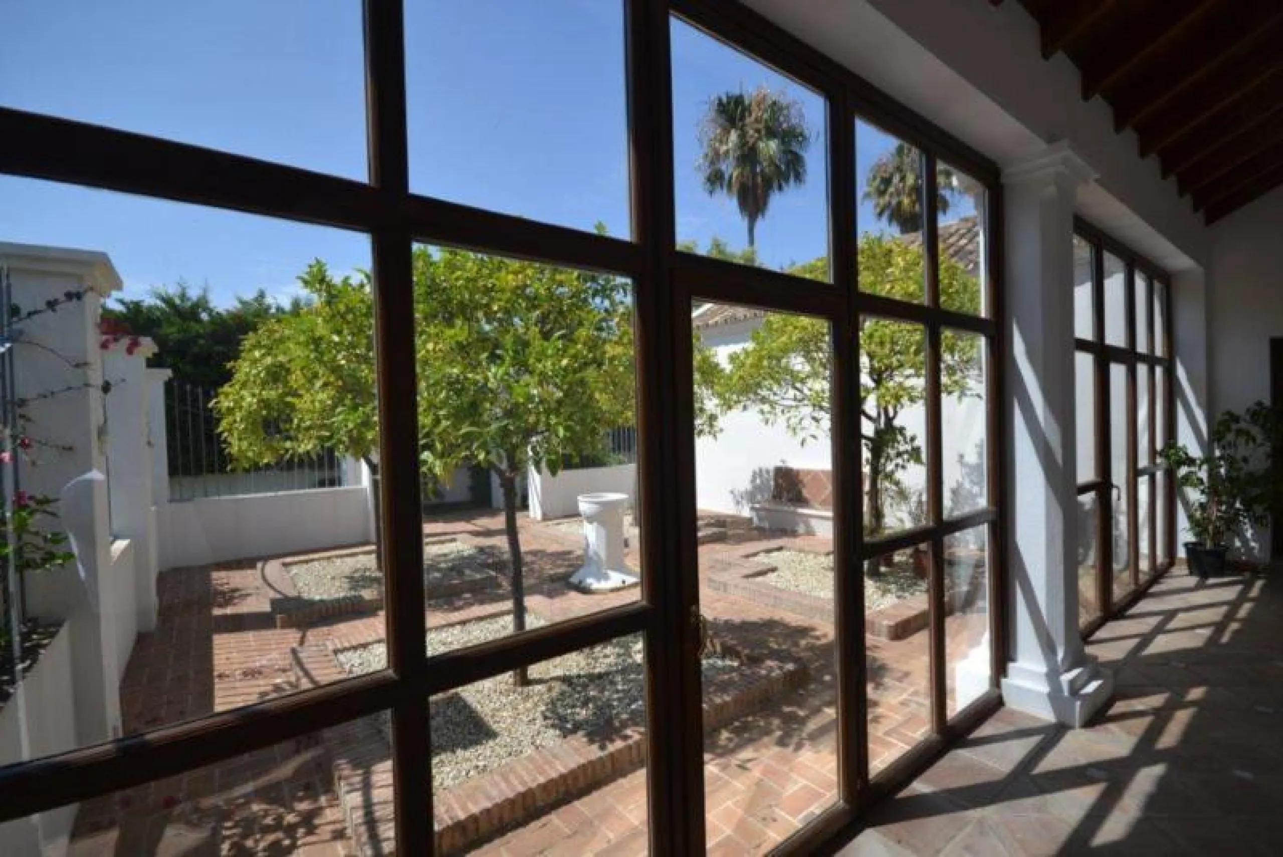 House - Detached Villa в продаже в Marbella, Málaga. В доме 6 спален и 6 ванных комнат. Площадь дома 700 м². Площадь участка 3200 м²
