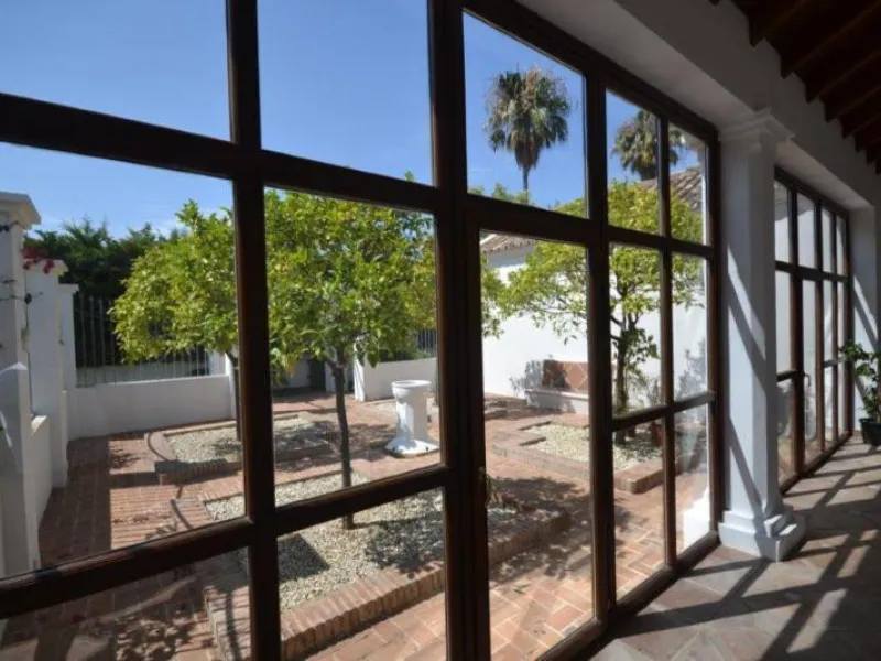 House - Detached Villa в продаже в Marbella, Málaga. В доме 6 спален и 6 ванных комнат. Площадь дома 700 м². Площадь участка 3200 м²