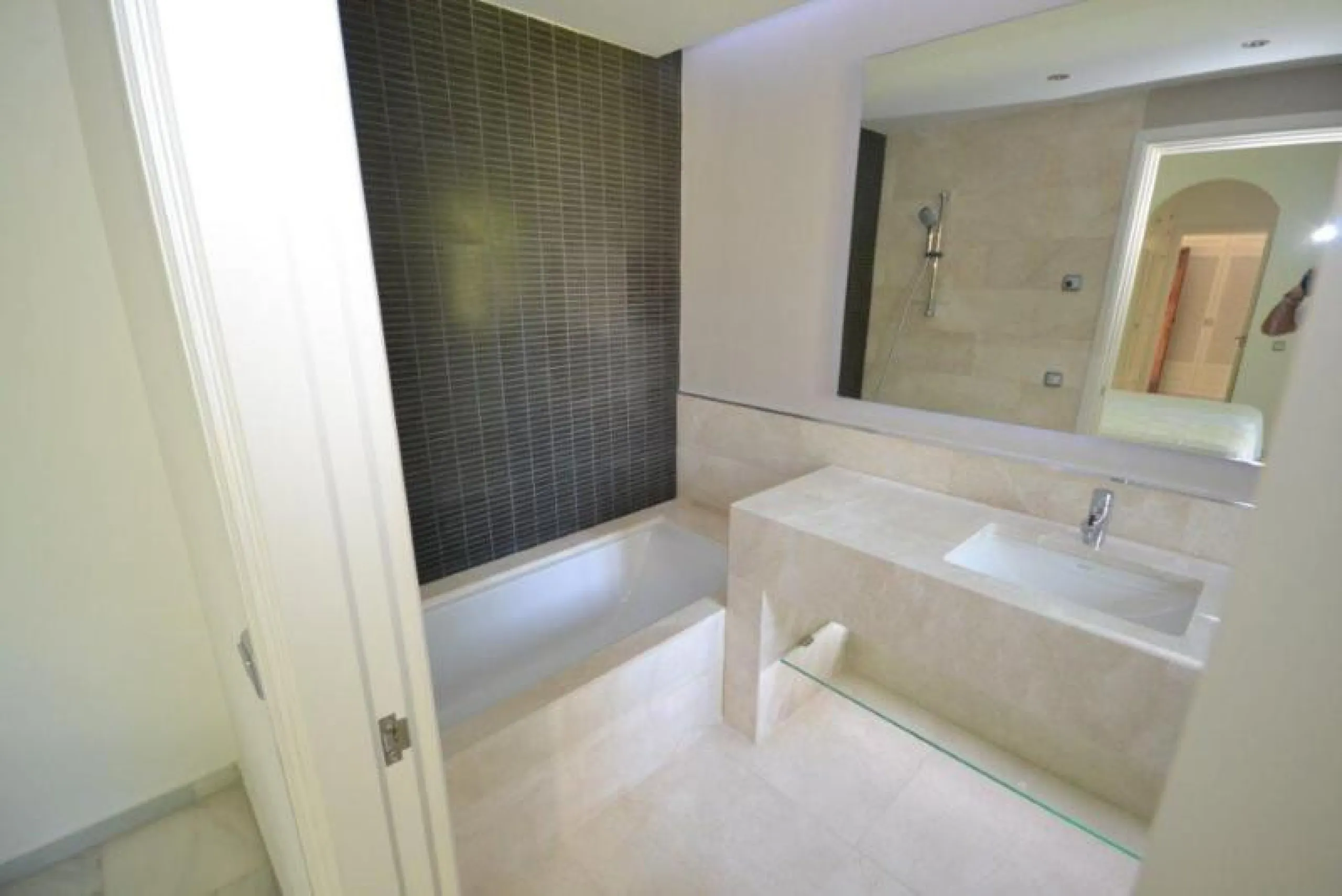 House - Detached Villa в продаже в Marbella, Málaga. В доме 6 спален и 6 ванных комнат. Площадь дома 700 м². Площадь участка 3200 м²
