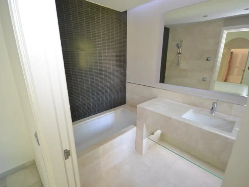 House - Detached Villa в продаже в Marbella, Málaga. В доме 6 спален и 6 ванных комнат. Площадь дома 700 м². Площадь участка 3200 м²