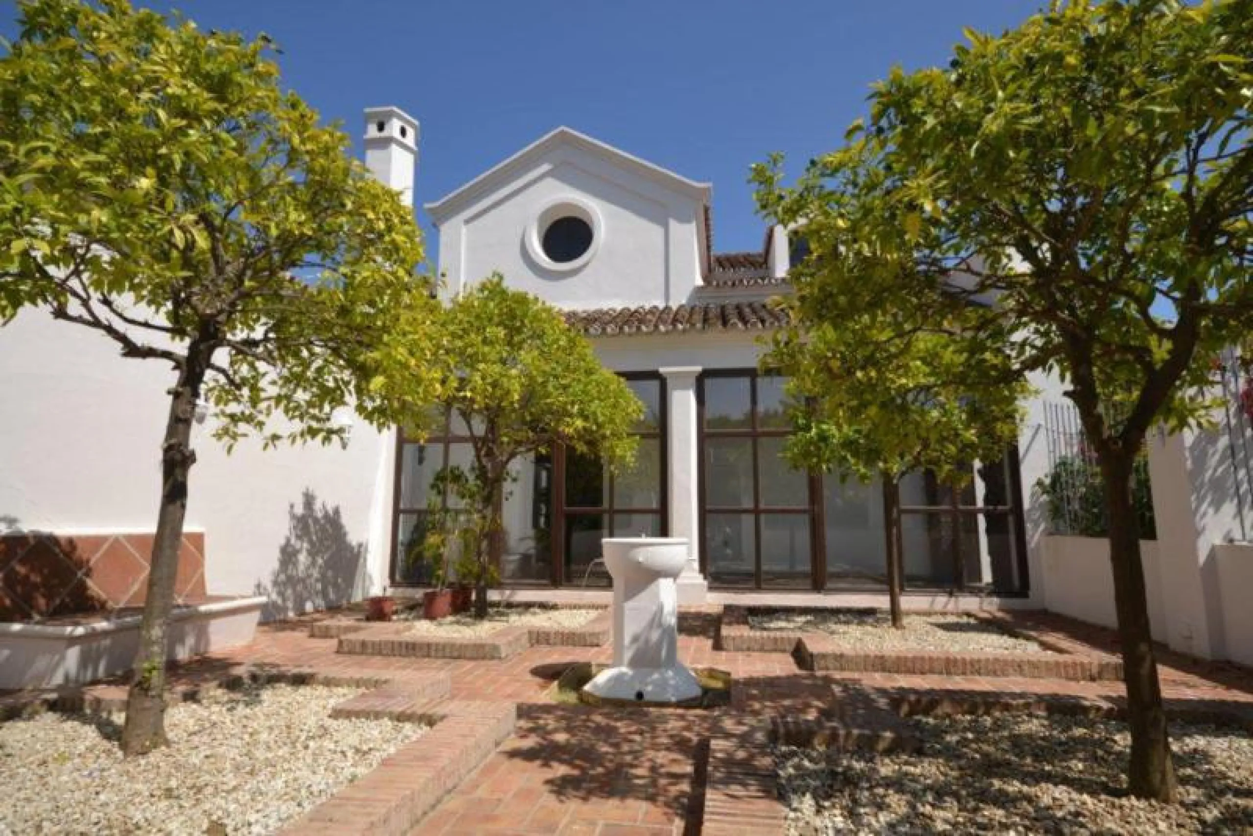 House - Detached Villa в продаже в Marbella, Málaga. В доме 6 спален и 6 ванных комнат. Площадь дома 700 м². Площадь участка 3200 м²