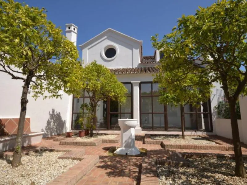 House - Detached Villa в продаже в Marbella, Málaga. В доме 6 спален и 6 ванных комнат. Площадь дома 700 м². Площадь участка 3200 м²