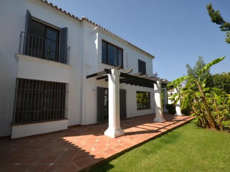 House - Detached Villa в продаже в Marbella, Málaga. В доме 6 спален и 6 ванных комнат. Площадь дома 700 м². Площадь участка 3200 м²