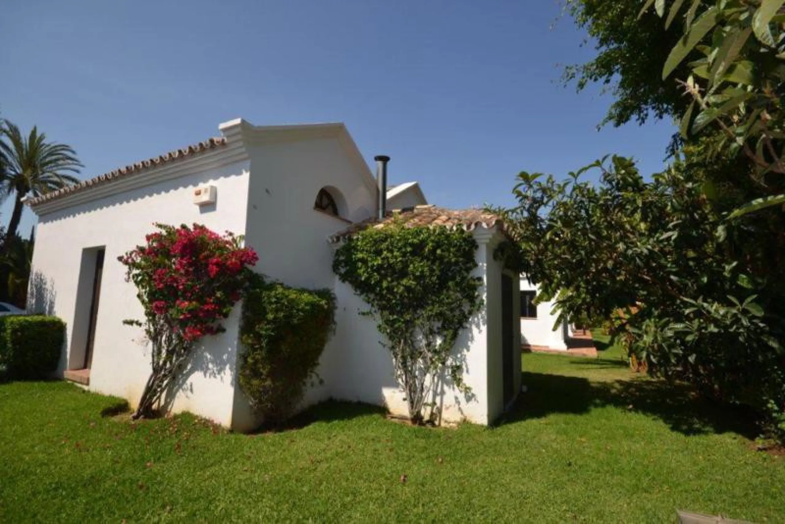 House - Detached Villa в продаже в Marbella, Málaga. В доме 6 спален и 6 ванных комнат. Площадь дома 700 м². Площадь участка 3200 м²