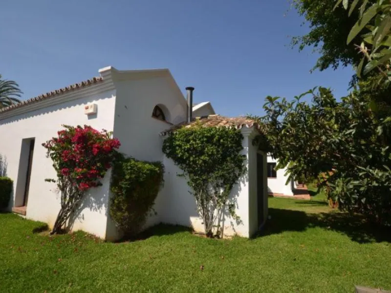 House - Detached Villa в продаже в Marbella, Málaga. В доме 6 спален и 6 ванных комнат. Площадь дома 700 м². Площадь участка 3200 м²