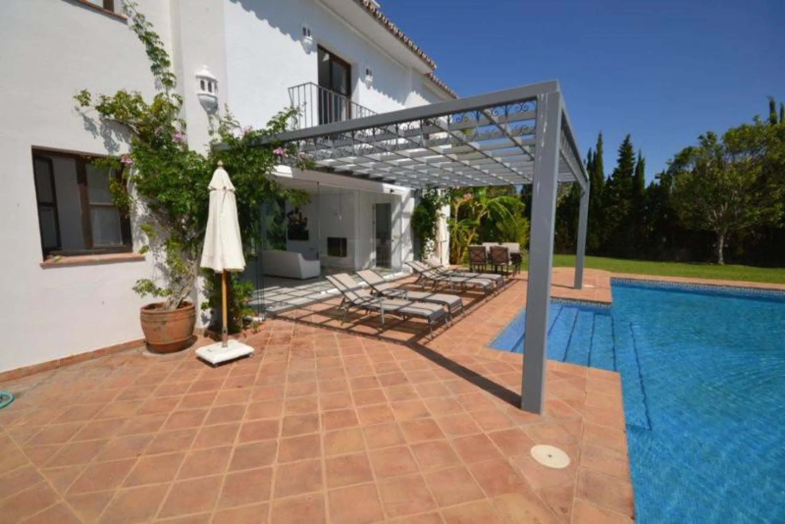 House - Detached Villa в продаже в Marbella, Málaga. В доме 6 спален и 6 ванных комнат. Площадь дома 700 м². Площадь участка 3200 м²